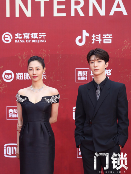 電影《門(mén)鎖》劇組亮相北影節紅毯  白百何新作聚焦獨居女性安全