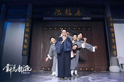 1622699031310254kR4t.jpg 主創(chuàng )搞怪合影.jpg